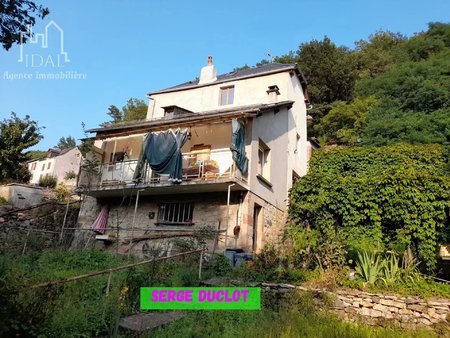 maison au bord de la rivière - pieds dans l'eau