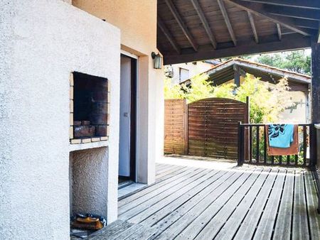 petite maisonnette indépendante avec grande terrasse dans une résidence avec piscine