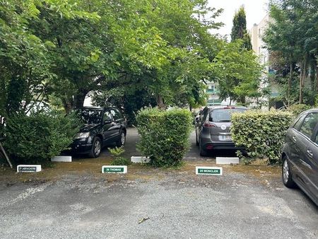 place parking 5 minutes à pieds de la gare de royan