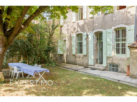 hôtel particulier avec jardin au coeur de la ville