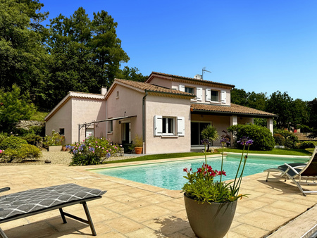 belle maison avec piscine et jardin arboré