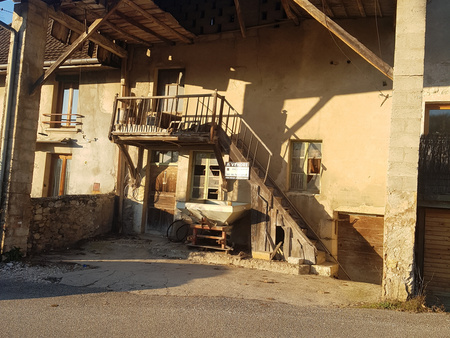 yenne maison a renover avec cour devant