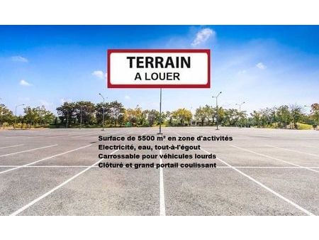 grand terrain carrossable en zone industrielle