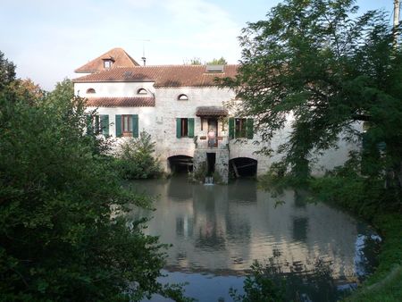 dans un joli moulin à la campagne à 3 kms de damazan