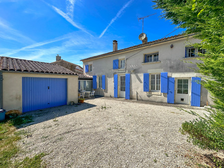 maison avec 3 chambres   2 salles de bains. jardin clos et garage . 7k saint jean d'angely