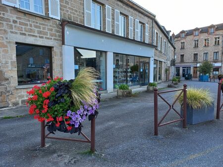 local commercial place principale du bourg   chauffage   vitrines double vitrage carrelage