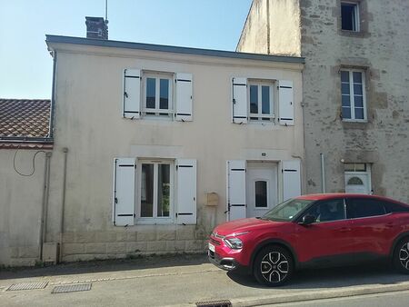 maison de bourg. 2 chambres et bureau  avec dépendance et jardinet