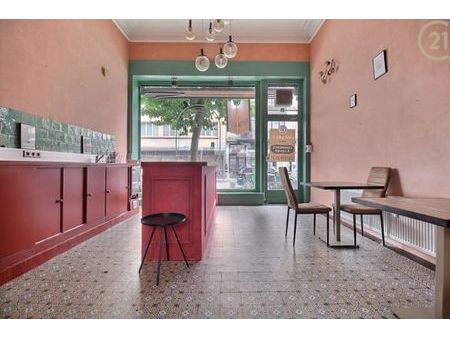 chatelain horeca a louer avec une grande terrasse arrierre