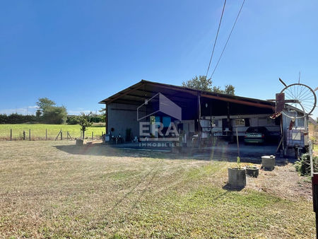 hangar avec mobilhome et sanitaires à la campagne