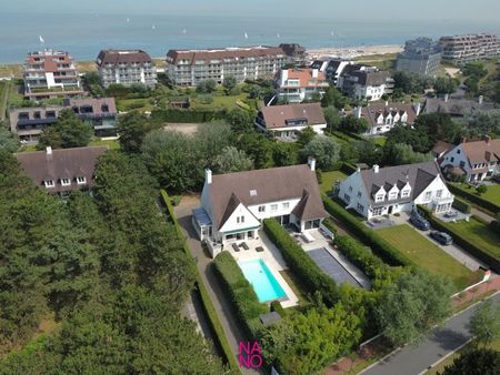 une spacieuse villa jumelée avec piscine  située au calme...