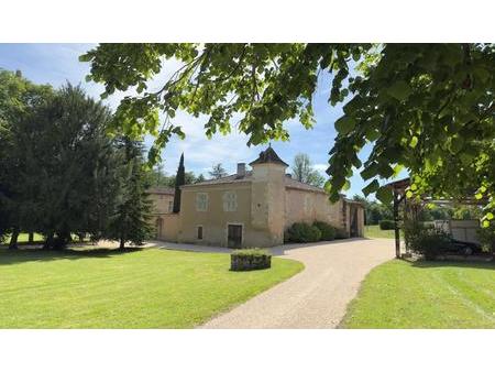 maison-forte des xiiiè et xviè siècles et son échauguette sur 2 hectares de prairie