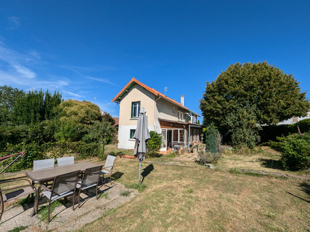 jolie maison des années 30 avec séjour  cuisine  3 chambres  garage et beau terrain.