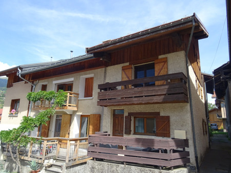 maison mitoyenne avec 3 chambres  terrasse  balcon  grand cave et parking. macot la plagne