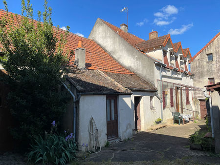 au coeur de givry maison à restaurer avec sa grange et ses caves voutées