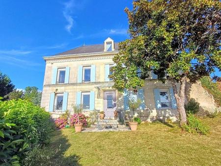 superbe manoir avec piscine chauffée et grand jardin situé dans un village