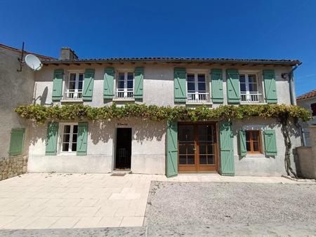 charmante maison de 3 chambres dans un village au bord de la boutonne