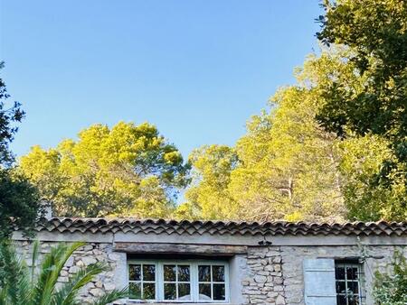 maison provençale en pierre dans un magnifique isolement