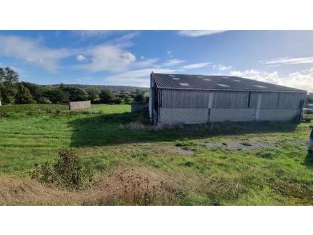 réf eqs-3589 hangar de 300 m2 sur grand terrain longé par rivière