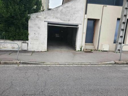 loue garage ou dépôt de 42 m²