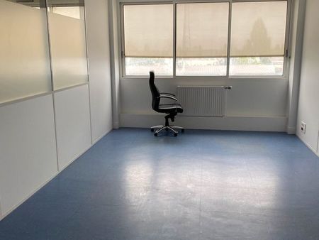 bureau de 15 m2 à trappes : 300 euros