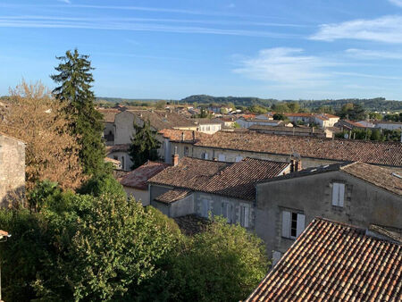 découvrez ce duplex d'exception  offrant une vue panoramique imprenable sur les coteaux de