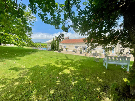 maison en pierre avec 2 gites  piscine  chauffage pompe a chaleur et dépendances a 11 km d