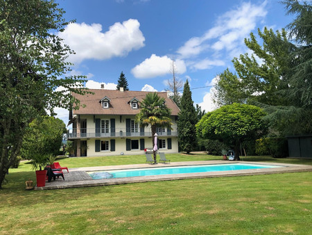 maison de caractère de 300m2  10 pièces  gîte 2 chambres. piscine. hangar 150m2. terrain 6