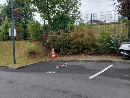 place de parking exterieure sécurisée dans residence