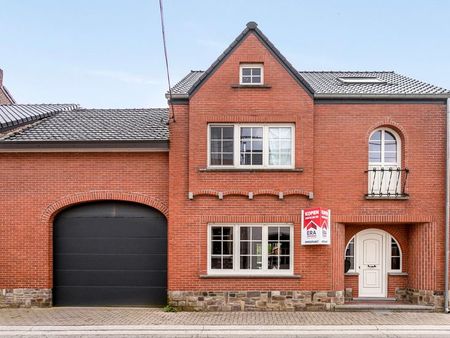 maison rénovée avec 3 chambres et grand garage sur 7are 21ca