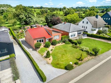 maison avec garage et beau jardin aménagé !