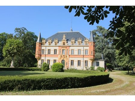 magnifique chateau du xixéme avec chapelle sur parc