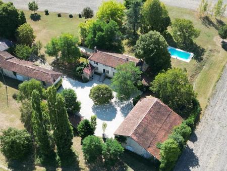 belle maison de 5 chambres  dépendances et piscine sans voisins