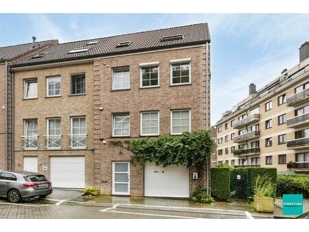 prachtige driegevelwoning te koop in een doodlopende straat.