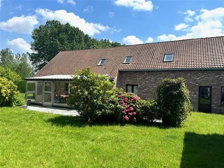 maison bien situé avec double garage et une magnifique vue!