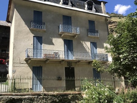 vente maison 8 pièces de 160 m² à aiguilles (05470)