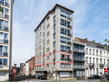 zeer ruim  praktisch gelegen appartement met garagebox