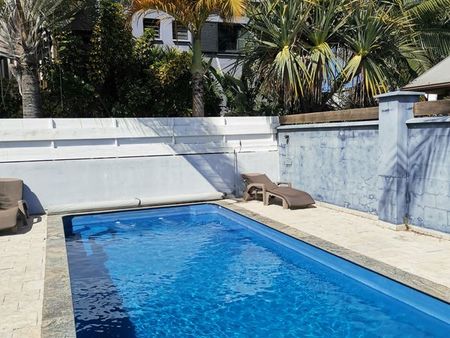 villa f4 meublée avec piscine à partager à 2