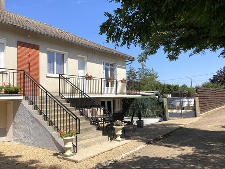 superbe sous-sol rénové de 3 chambres avec jardin et dépendances proche du village