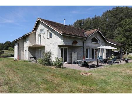 villa moderne haut de gamme dans un bel emplacement naturel ensoleillé