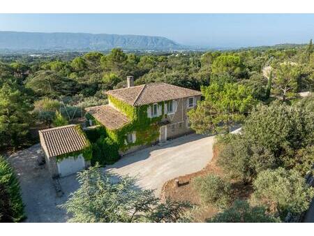 elégante et imposante maison avec jardin  à l'orée du village