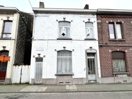 une maison d’habitation avec un grand garage et jardin