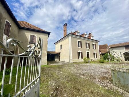 ancienne ferme imposante au cœur d'un charmant village