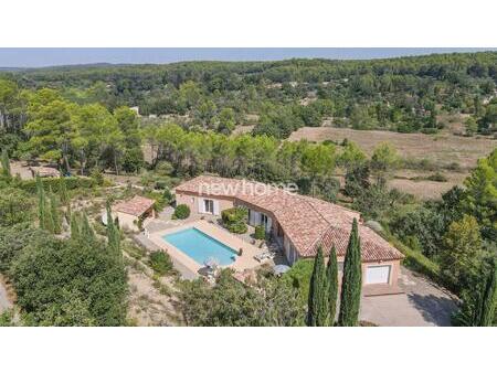 villa à lorgues  plain pid avec une vue panoramique sur un terrain de 1 2 hectares