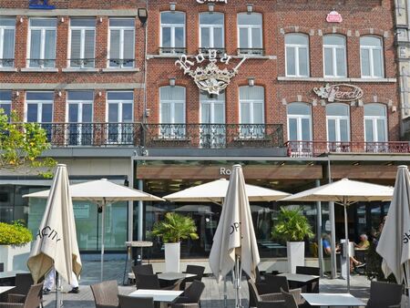 handelspand met twee appartementen op de grote markt