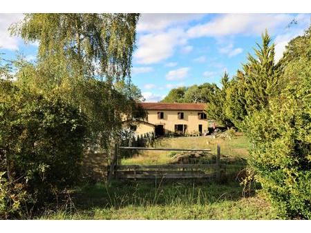 propriété agricole avec ferme ancienne 18ha dont 5ha de bois  dépendances  eau