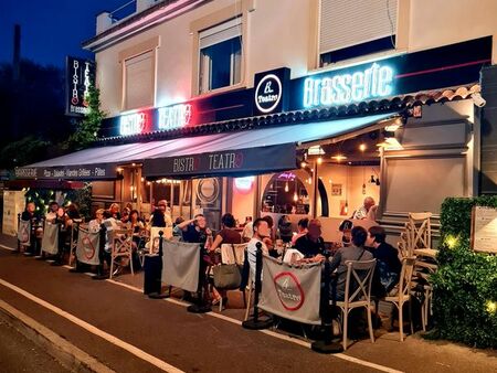 petit bistrot charmant sur une grande avenue d'antibes