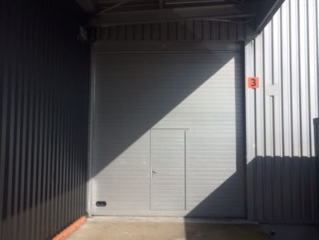 depot local 50m2 a louer