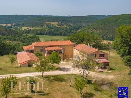 ensemble immobilier avec vue et gites