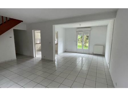 location maison  m² t-5 à château-renault  790 €