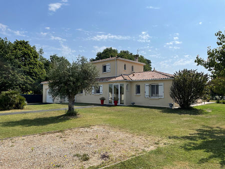 maison avec de beaux volumes - terrain piscinable